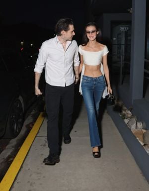 نيكولا بيلتز تُعيد إحياء إطلالة كيرا نايتلي بالتوب البيضاء