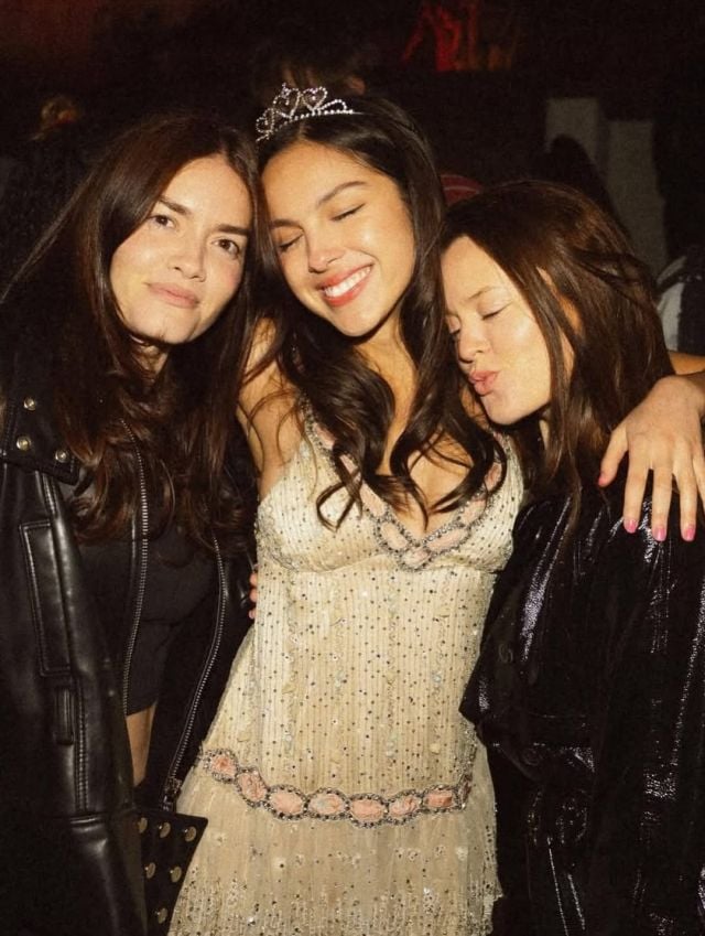 أوليفيا رودريغو مع صديقاتها