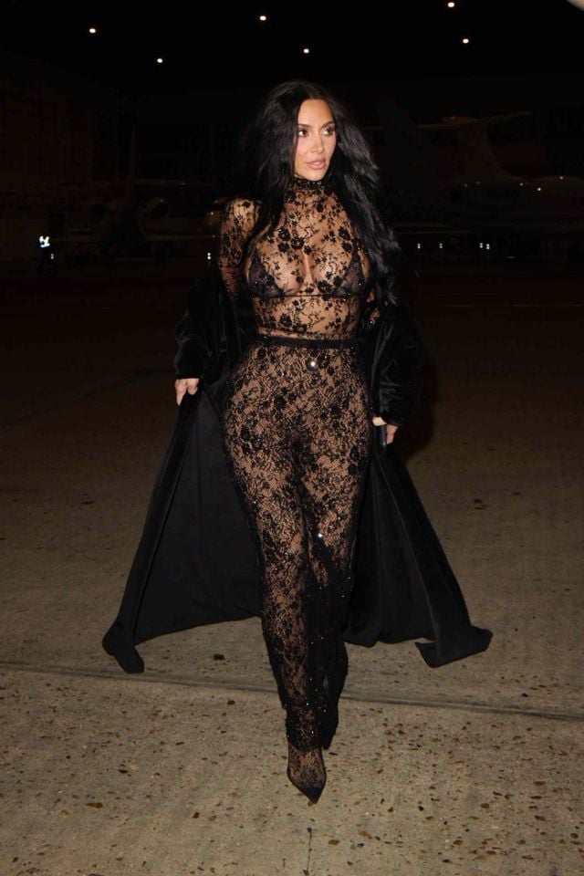 كيم كارداشيان تختار الأسود في إطلالتين: بودي سوت الدانتيل وقميص الساتان 