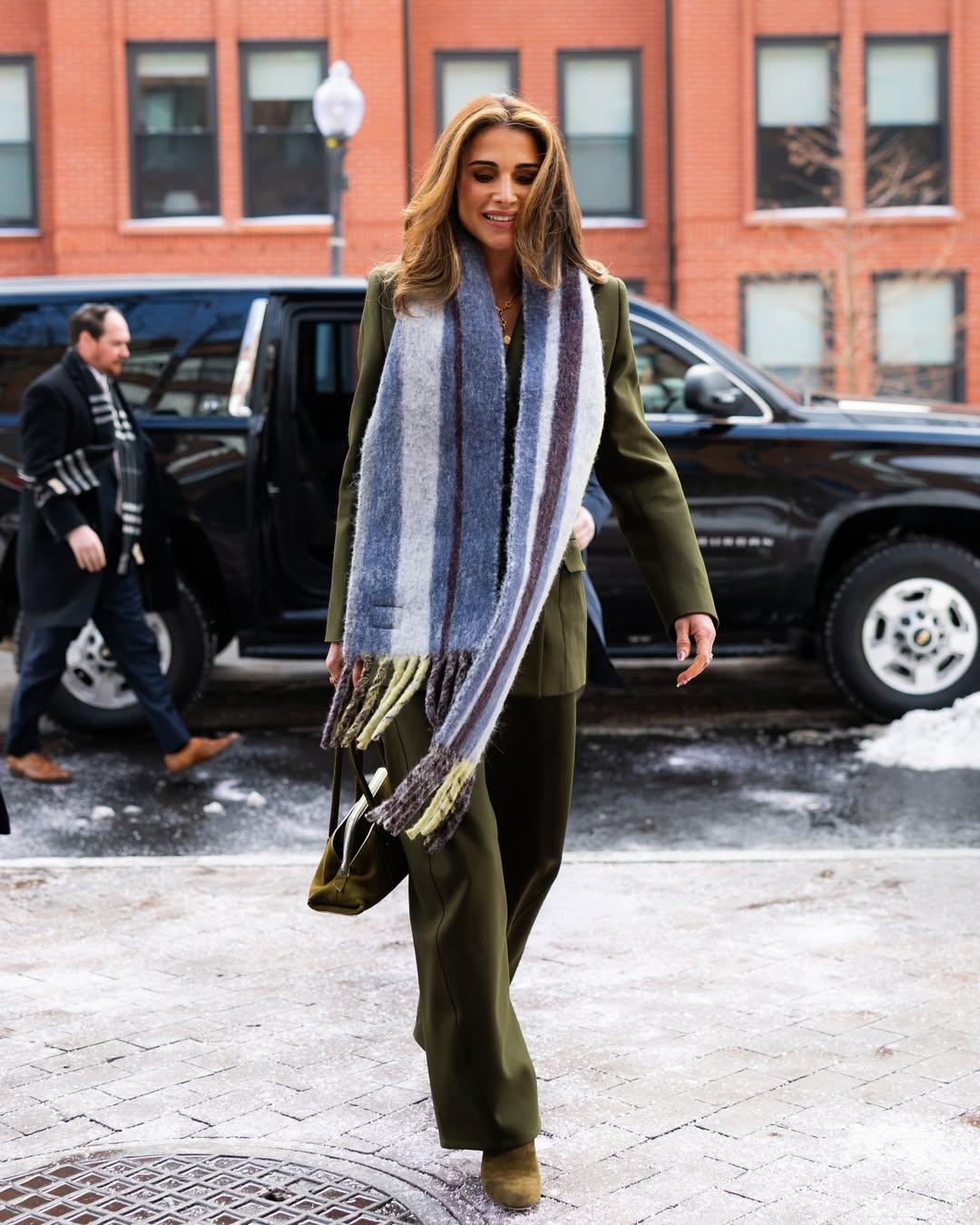 الملكة رانيا بإطلالة شتوية ناعمة في واشنطن