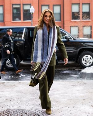 الملكة رانيا بإطلالة شتوية ناعمة في واشنطن