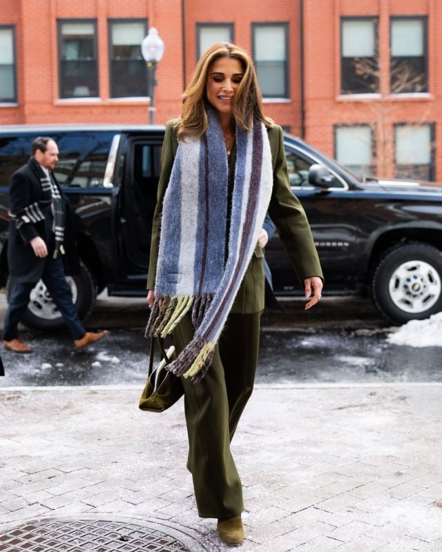 الملكة رانيا بالزيتي الداكن في واشنطن