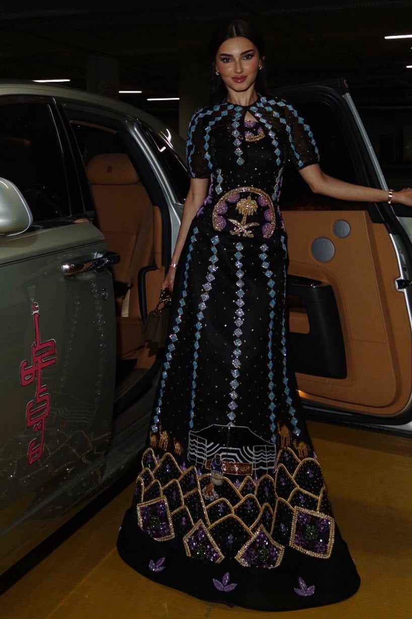 مع انطلاق فعاليات كأس السعودية 2026، لم تكن الإثارة مقتصرة على مضمار السباق فحسب، بل امتدت إلى المدرجات، حيث تألقت المؤثرات السعوديات والعربيات بإطلالات تجمع بين الأصالة والفخامة. التصاميم حملت روح التراث السعودي بلمسات عصرية، مع تطريزات يدوية دقيقة، وشالات وكابات تضفي بعداً ملكياً على كل إطلالة. كل شخصية قدمت نسخة فنية حية من الثقافة السعودية، ما حول الحدث إلى منصة عرض للموضة الراقية والتقاليد المتجددة.  مريم الناصر: الأسود ملك الأناقة مع لمسات أزرقية اختارت مريم الناصر فستاناً أسود مطرزاً بتفاصيل بارزة باللون الأزرق، مع أكمام شيفون ناعمة تمنح الإطلالة أنوثة راقية. التصميم من أصايل لاين، حيث تبدو التطريزات وكأنها لوحة فنية متحركة على الفستان. النتيجة كانت توازنًا مثاليًا بين الفخامة والرقة، مع إبراز جمال الخطوط التراثية بشكل عصري يجذب الأنظار.  نهى نبيل: القفطان البني يعكس التراث السعودي تألقت نهى نبيل بقفطان بني من دار أصايل لاين، جسّد التراث السعودي بأدق تفاصيله، مع تطريز يدوي استغرق شهراً كاملاً لإبراز كرم الضيافة وعراقة التقاليد. الإطلالة حملت طابعاً ملكياً وفخماً، مع لمسة تراثية واضحة تجعل كل تفصيلة في الفستان تحكي قصة الأصالة والفن السعودي.  نوره عبدالعزيز: الأسود الملكي مع كاب بني منسدل قدمت نوره عبدالعزيز إطلالة متكاملة من الفخامة والحداثة، بفستان أسود مطرز من تصميم نوره الخليوي، مع وشاح طويل على شكل كاب بني من الرأس إلى الأسفل. التصميم جمع بين الأصالة التراثية والتفاصيل العصرية الدقيقة، مما منحها حضوراً ملكياً وجاذبية متوازنة، مع إبراز كل خطوط الفستان بطريقة أنيقة ومهيبة.  زينت البلوشي: التصميم الضيق والوشاح الأسود يدمجان الجرأة والرقي اختارت زينت البلوشي فستاناً ضيقاً من علامة TRès، مزيناً بتفاصيل فنية عند الصدر، مع تنورة ضيقة تنسدل حتى الأسفل بأسلوب أنيق. أكملت الإطلالة بشال أسود شفاف على الرأس، ليضفي بعداً تراثياً وفنياً إضافياً. المزيج بين الجرأة في القصة والأناقة الكلاسيكية جعل إطلالتها ملفتة ومتناسقة مع روح الحدث.  أفنان: البني التراثي مع لمسات ذهبية عصرية قدمت أفنان إطلالة تحتفي بالروح السعودية، بفستان بني من Hannah Atelier، تصميمه يجمع بين كتف عريض من جهة وكتف ضيق من جهة أخرى، مع تطريزات ذهبية ناعمة تعكس الفخامة. الفستان يمثل انسجاماً مثالياً بين الحداثة والجذور التراثية، مع إبراز التفاصيل الدقيقة بطريقة تجعل الإطلالة متفردة وجذابة.