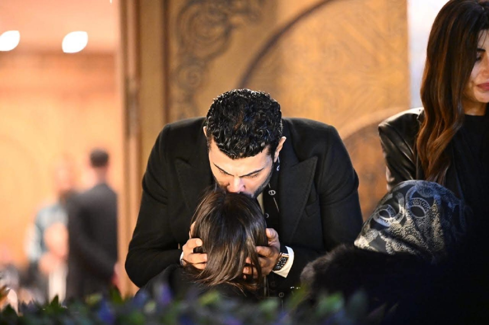 محمد سامي يواسي مي عمر بقبلة على رأسها