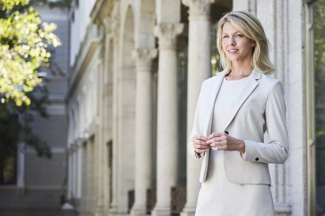 ملابس رسمية لسيدات الأعمال