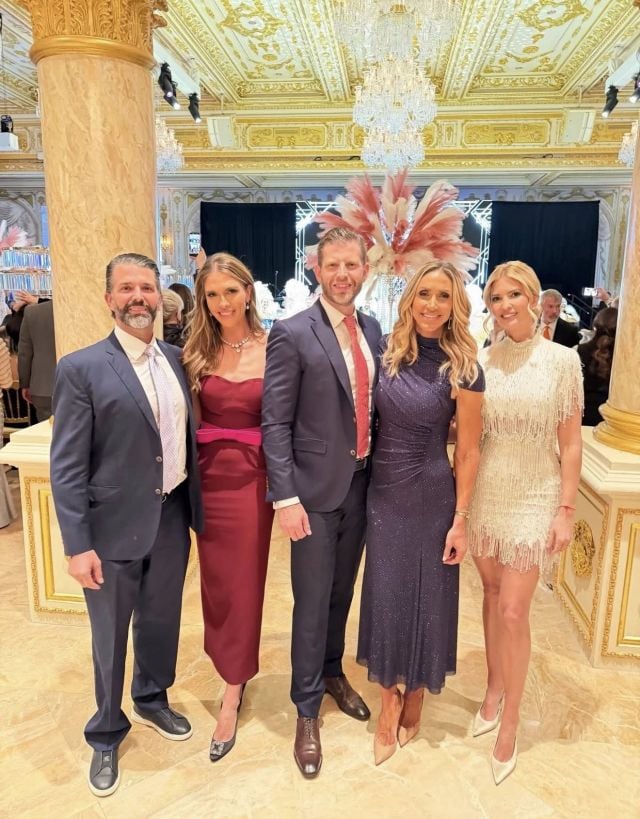 إيفانكا ترامب بفستان والدتها