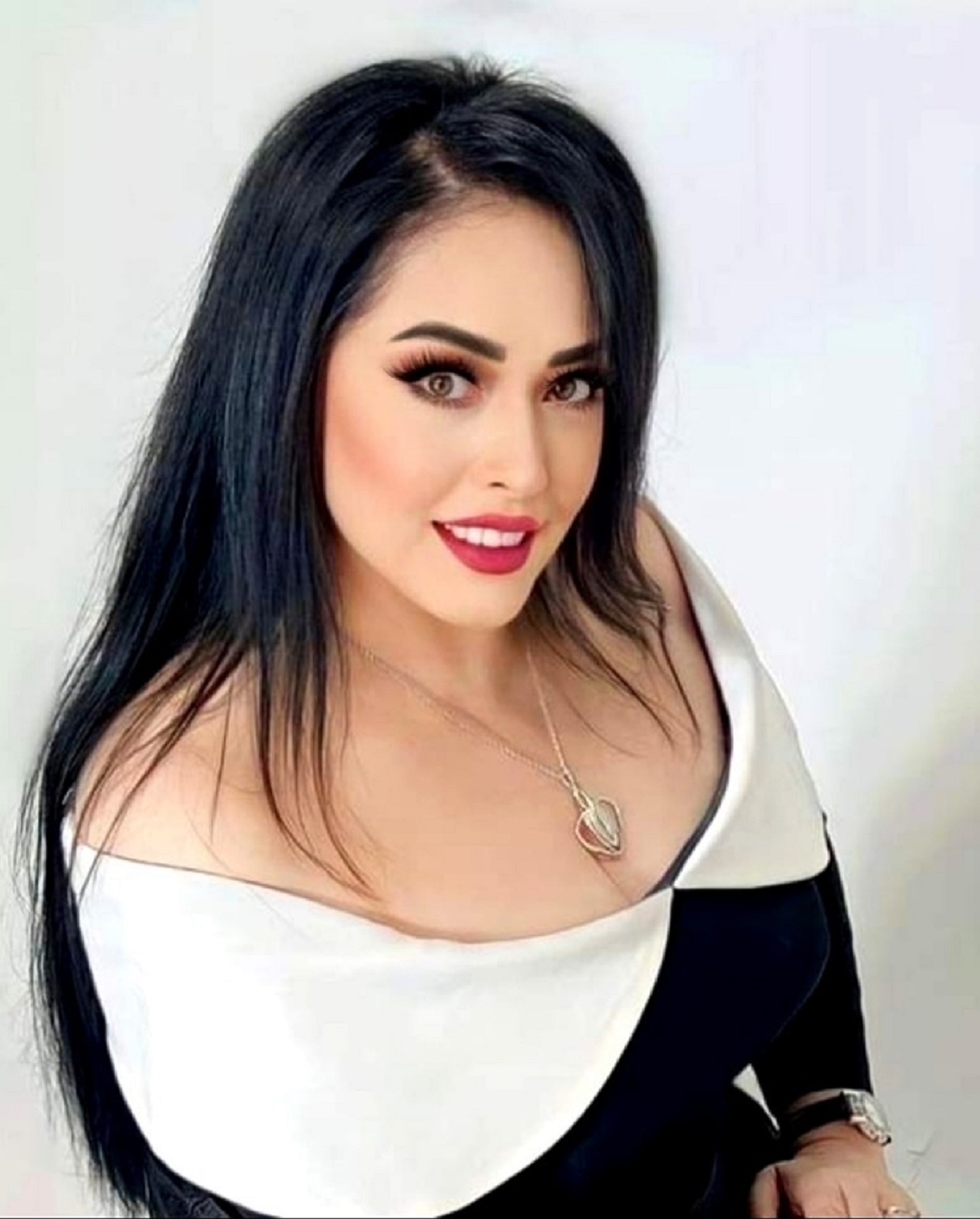 الفنانة هند عاكف
