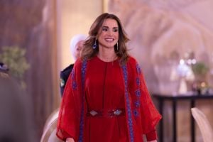 سر اختيار الملكة رانيا العبدالله للقفاطين الحمراء في إطلالاتها