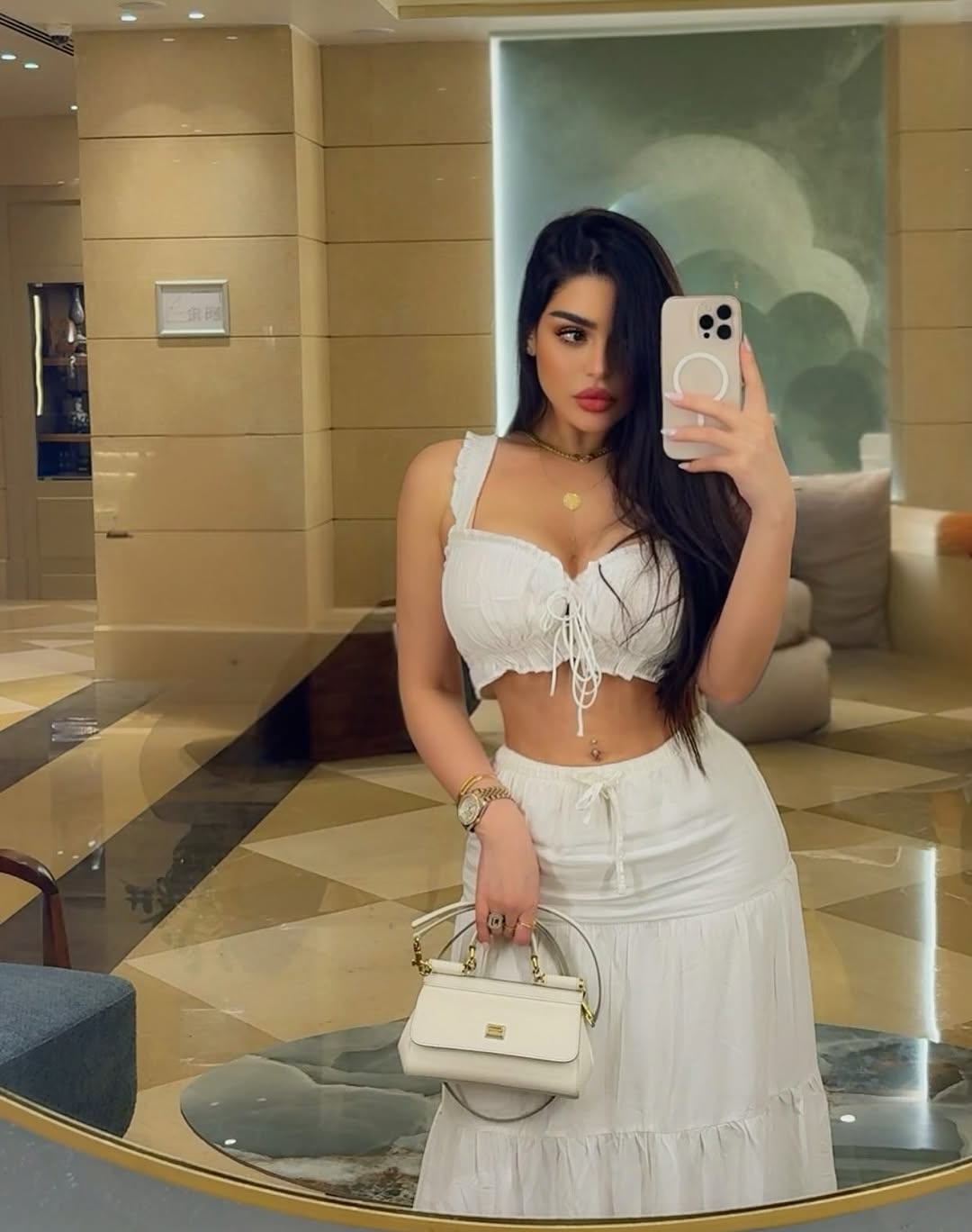 جليلة تعترف بعلاقتها مع رجل متزوج... الارتباط رسمياً قريباً