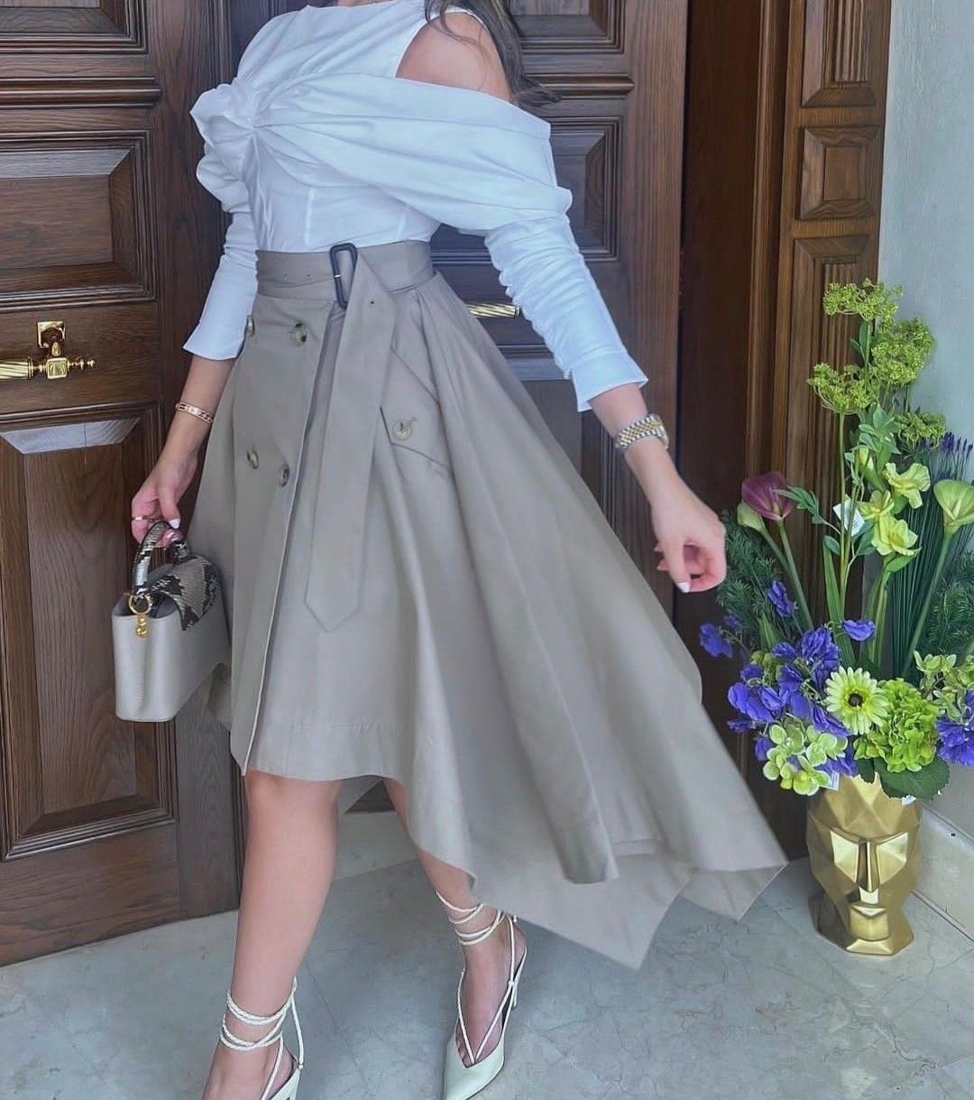 تنسيقات العيد 2026 - تنورة ترنش مع قميص أبيض تنسيقات العيد 2026 - تنورة ترنش مع قميص أبيض