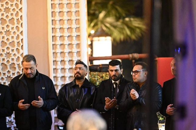 تامر حسني وماجد المصري يتلقيان العزاء بجوار محمد سامي