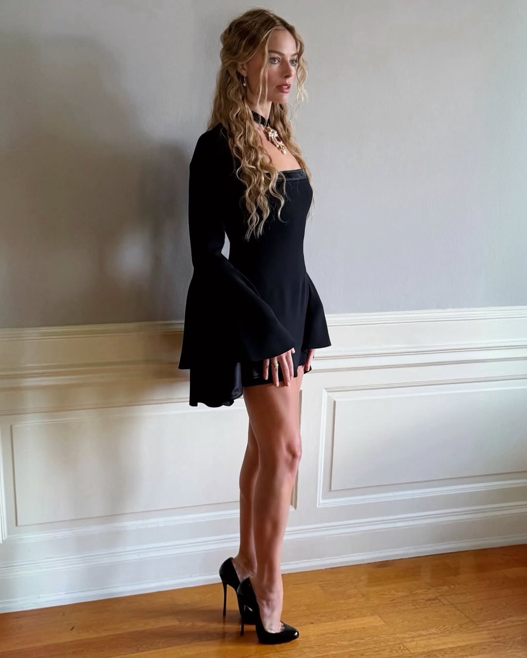 مارغوت روبي بفستان أسود قصير مارغوت روبي بفستان أسود قصير