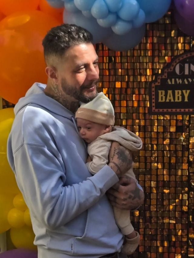 الفنان أحمد الفيشاوي مع الطفل الرضيع