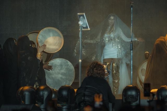 ميريام فارس بالطرحة في الرياض