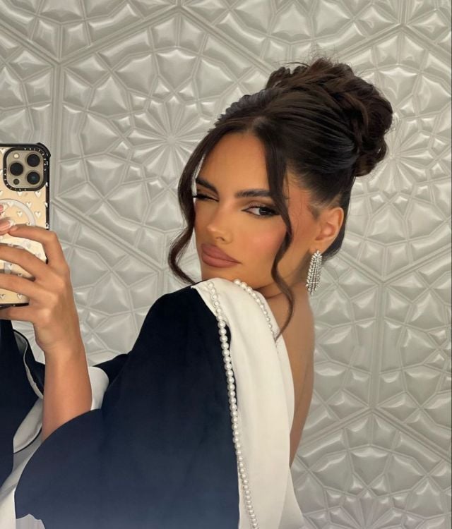 تسريحات ريترو للشعر الطويل مرفوعة مع خصل منسدلة