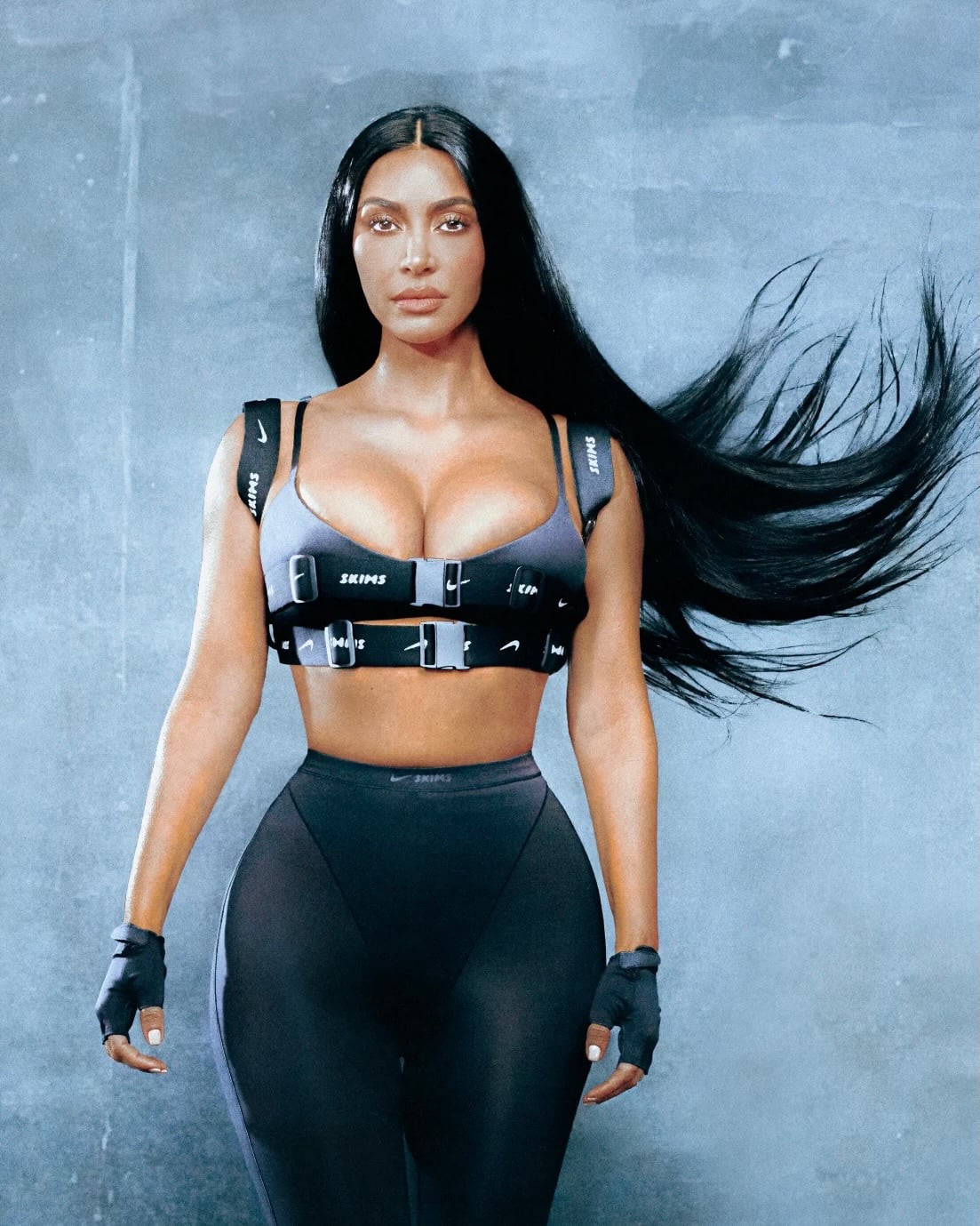 كيم كارداشيان في جلسة تصوير جريئة ترويجاً لمشروعها الجديد