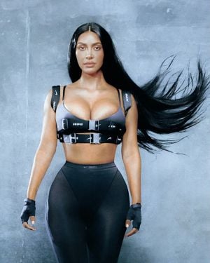 كيم كارداشيان في جلسة تصويرية جريئة تروجية لمشروعها الجديد