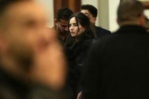 حشد من نجوم الفن لمواساة زينة في عزاء شقيقها (فيديو وصور)