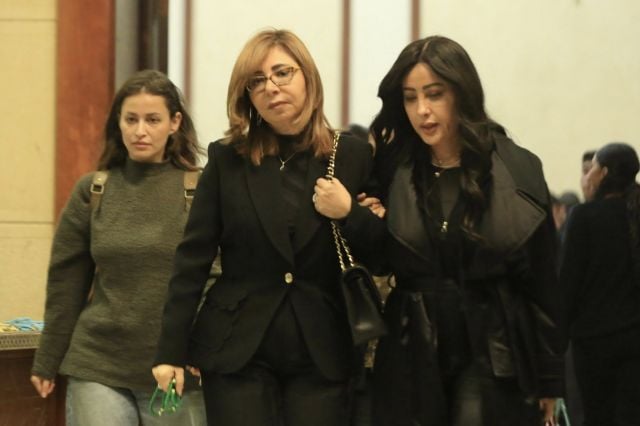 لميس الحديدي ولطيفة في طريقهما الى العزاء