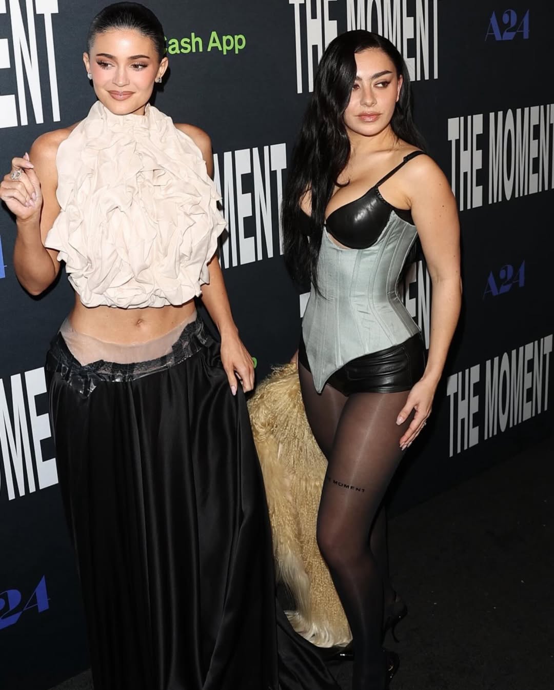 شارلي إكس سي إكس وكايلي جينر على السجادة الحمراء