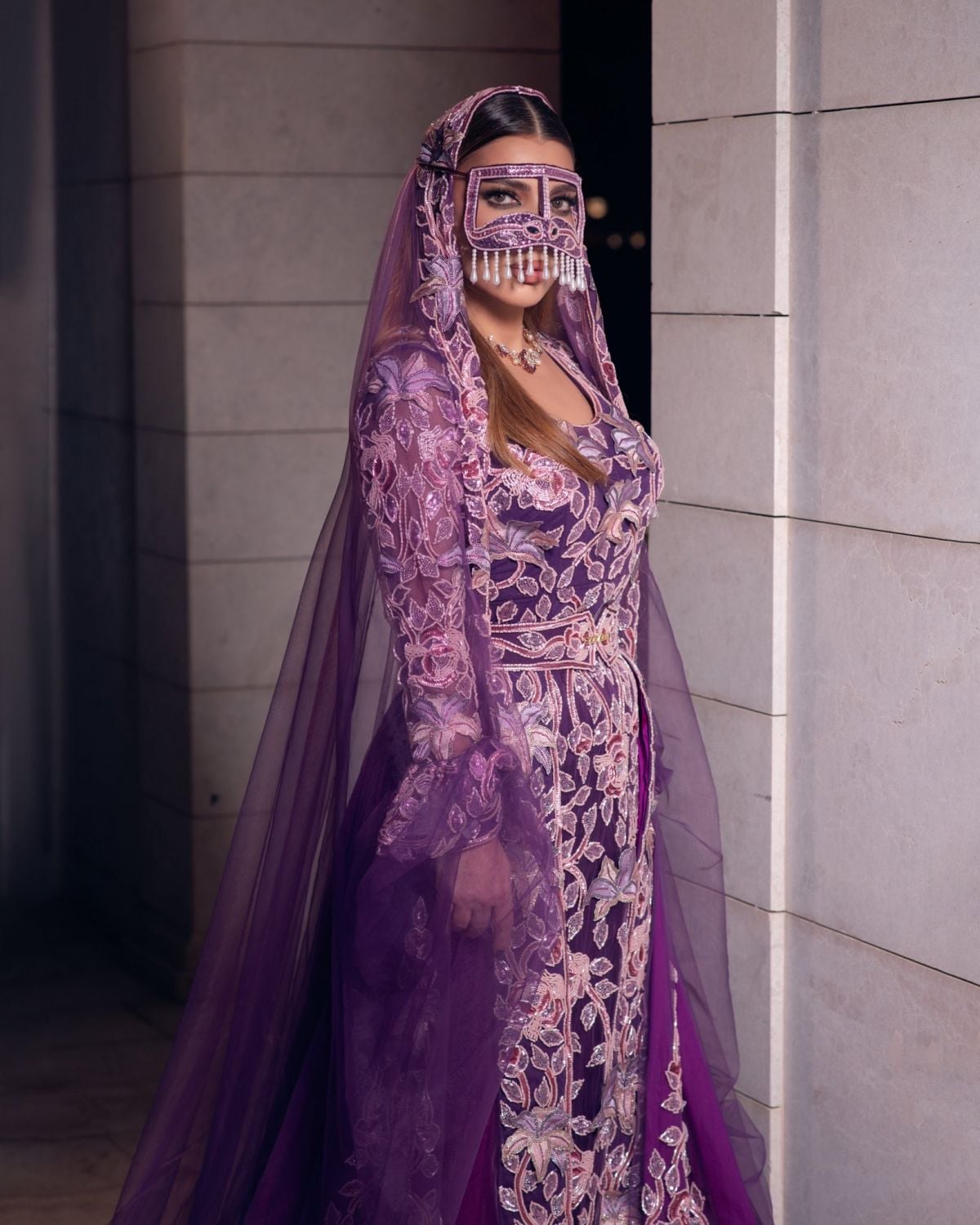 إطلالة أصالة نصري بالبرقع في خورفكان تفتح باب تقليد هيفاء وهبي