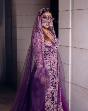 إطلالة أصالة نصري بالبرقع في خورفكان تفتح باب تقليد هيفاء وهبي