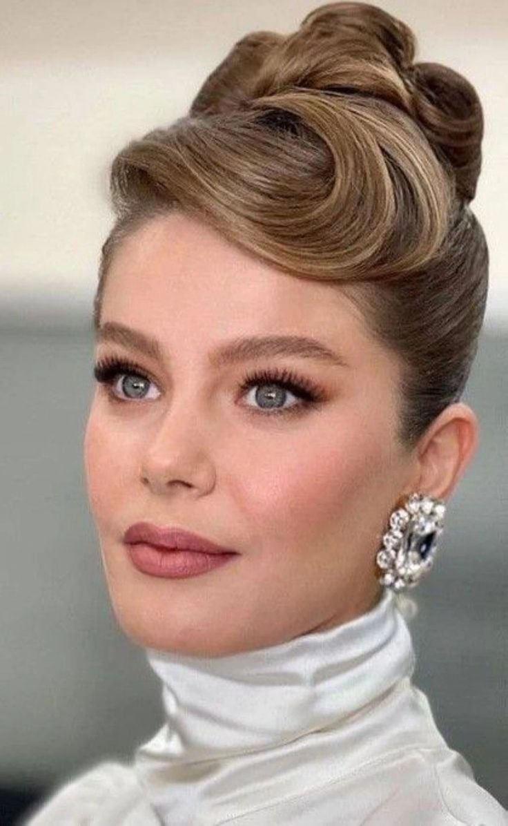 شعر ريترو طويل مرفوع