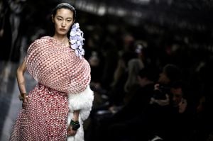 أبرز صيحات أسبوع الموضة للأزياء الراقية في باريس ربيع وصيف 2026