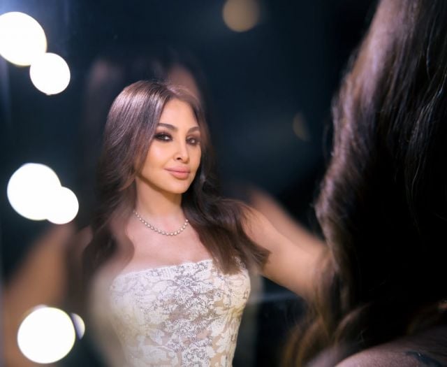 إليسا بفستان ناعم بتفاصيل انثوية في أبو ظبي