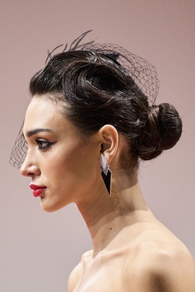 تسريحات ريترو  مرفوعة مع مشبك رأس