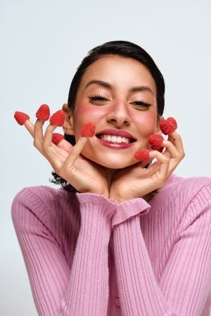 تألقي بمكياج متناسق الألوان مع Benefit Cosmetic 