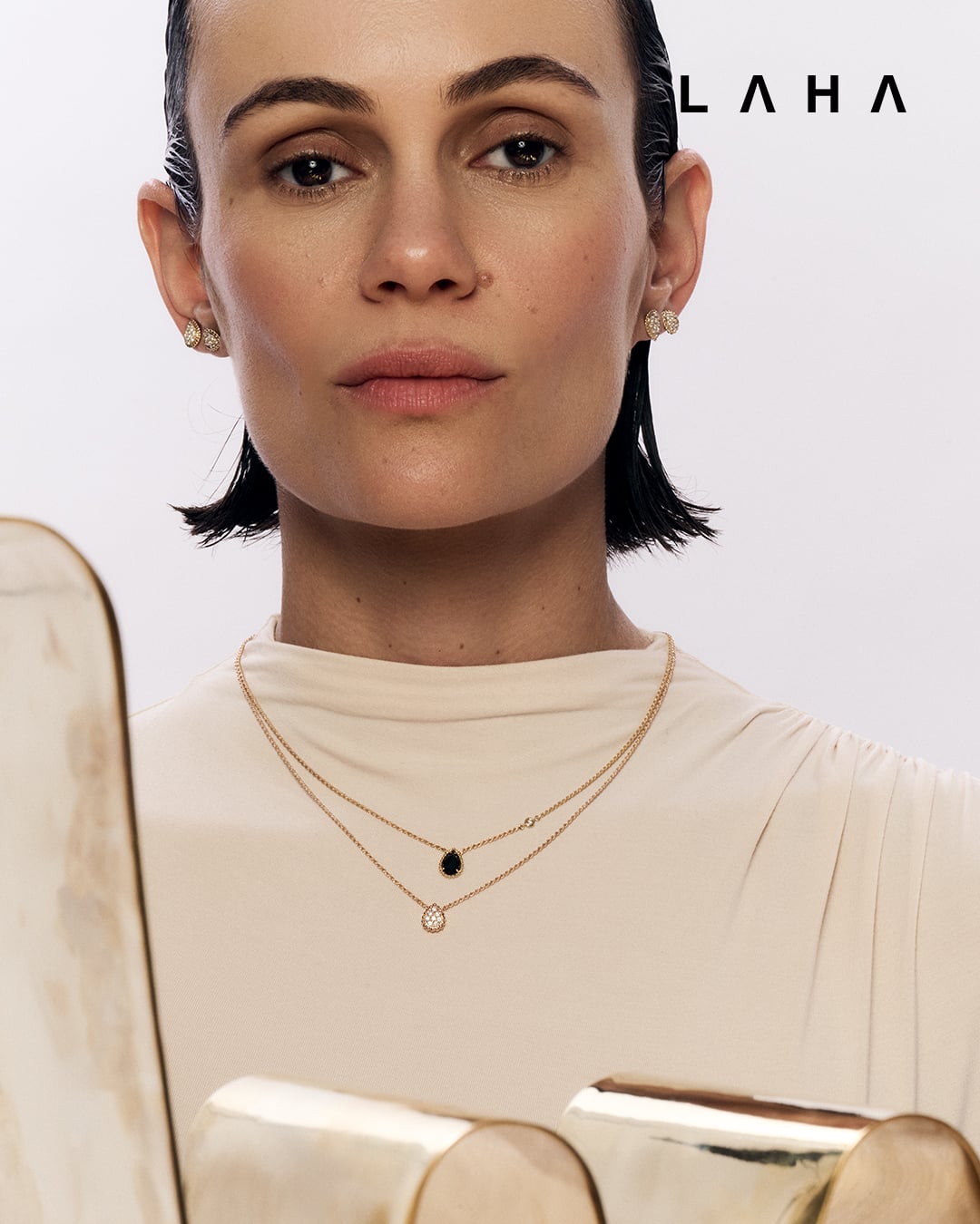 أقراط Serpent Bohème من الماس، عقد Serpent Bohème من الأونيكس وعقد Serpent Bohème من الذهب من Boucheron فستان من Nóra أقراط Serpent Bohème من الماس، عقد Serpent Bohème من الأونيكس وعقد Serpent Bohème من الذهب من Boucheron فستان من Nóra