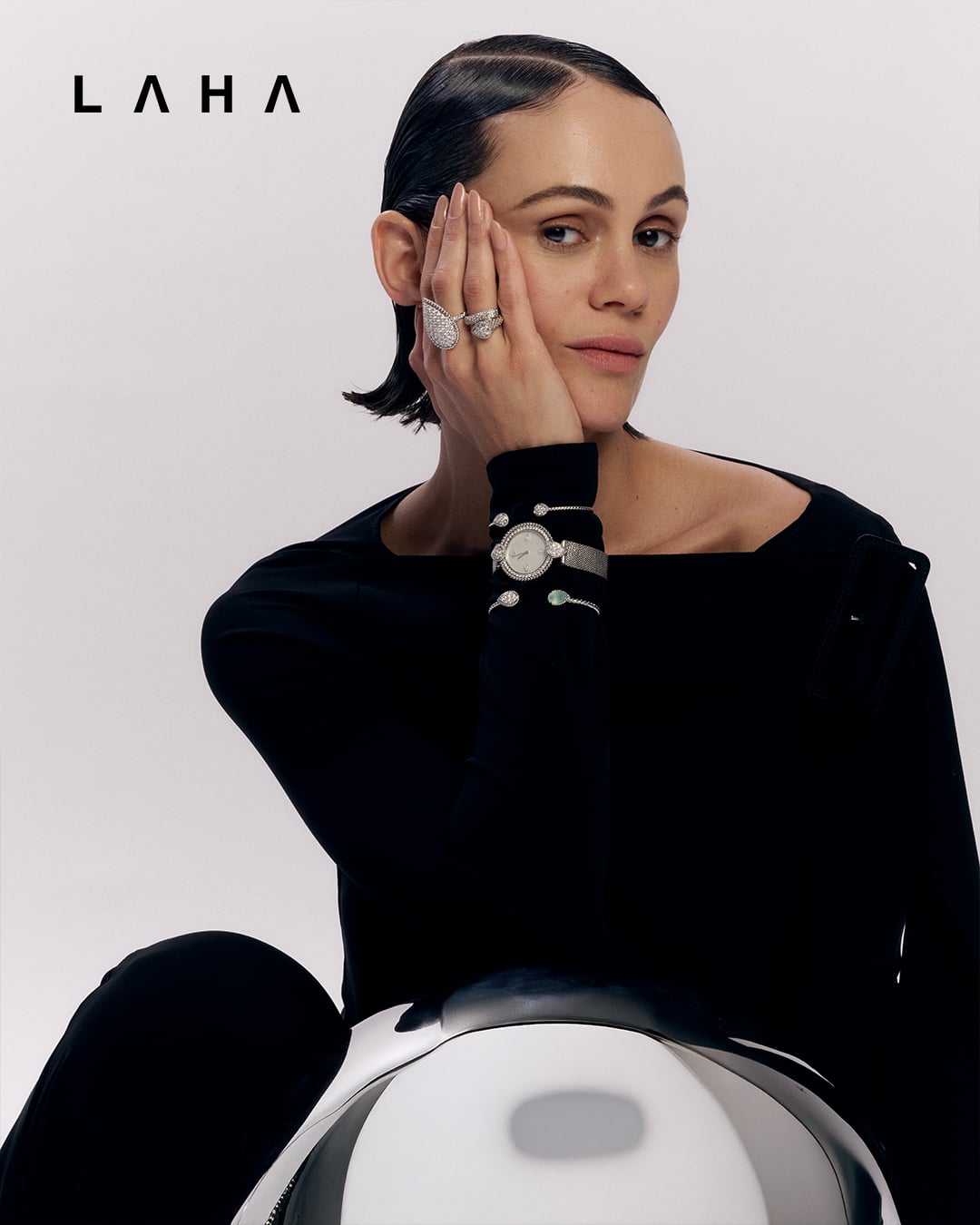 سوار Serpent Bohème من الماس والـ Aquapraise S Motif، سوار Serpent Bohème S Motif من الماس، ساعة Serpent Bohème بقطر 32 مم من عرق اللؤلؤ والماس، خاتم Serpent Bohème XI من الماس وخاتم Serpent Bohème S Motif من الماس من Boucheron فستان من Courrèges لدى Bloomingdale’s Dubai سوار Serpent Bohème من الماس والـ Aquapraise S Motif، سوار Serpent Bohème S Motif من الماس، ساعة Serpent Bohème بقطر 32 مم من عرق اللؤلؤ والماس، خاتم Serpent Bohème XI من الماس وخاتم Serpent Bohème S Motif من الماس من Boucheron فستان من Courrèges لدى Bloomingdale’s Dubai