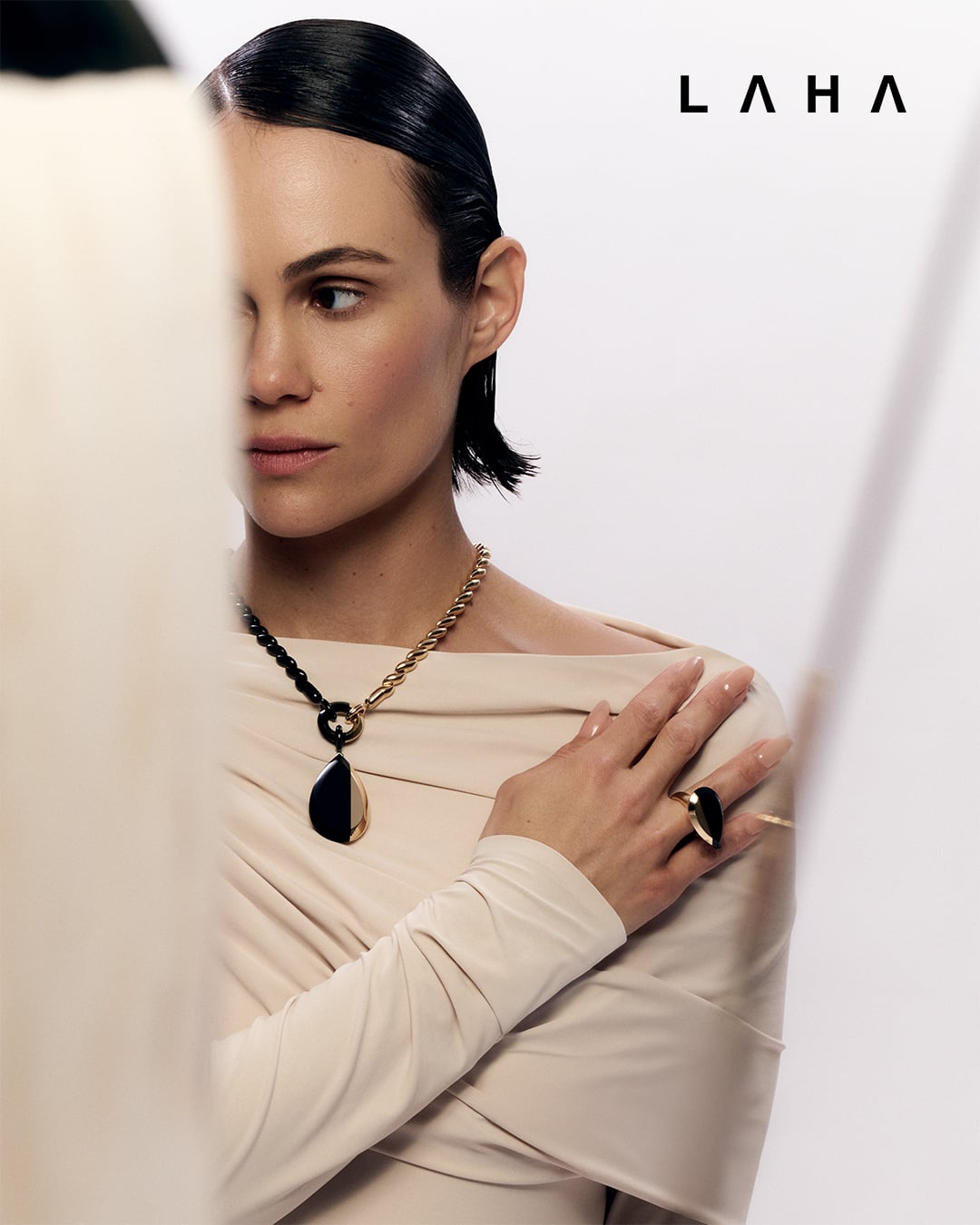 عقد وخاتم Serpent Bohème من الذهب والأونيكس من Boucheron توب وبنطلون DEME By Gabriella لدى Bloomingdale’s Dubai عقد وخاتم Serpent Bohème من الذهب والأونيكس من Boucheron توب وبنطلون DEME By Gabriella لدى Bloomingdale’s Dubai