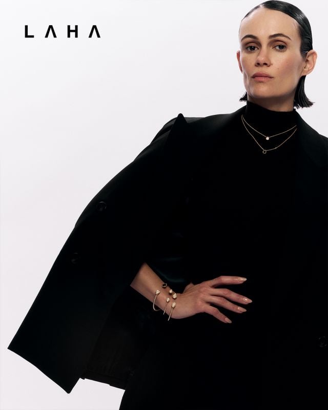 عقد Serpent Bohème من األونيكس، عقد Serpent Bohème من الذهب، سوار Serpent Bohème من الماس والأونيكس، وسواران Serpent Bohème, S Motif من Boucheron
فستان بليزر من Limé
