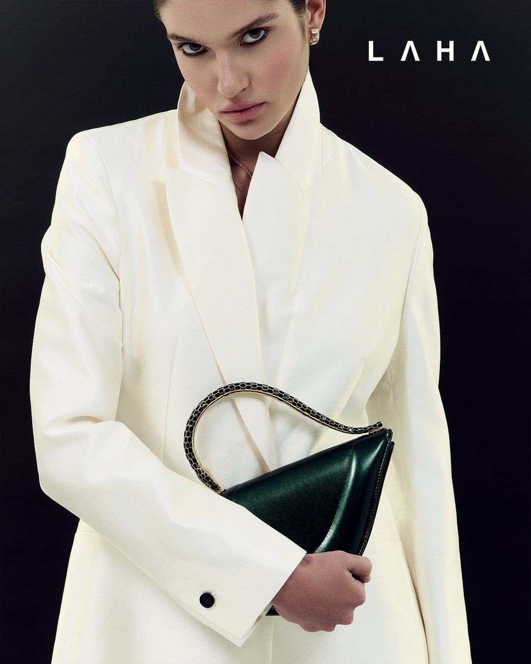 أقراط Tubogas من الذهب الأصفر مع مسامير مرصّعة بألماس بافيه، حقيبة Serpenti Cuore 1968 Ramadan Special Edition بمقبض علوي من جلد عجل معدني باللون الأخضر الزمردي، شكل جسم ثعبان للمقبض من النحاس المطليّ بالذهب مع حراشف مينا سوداء وعيون من الزركونيا من Bvlgar، معطف من Lime