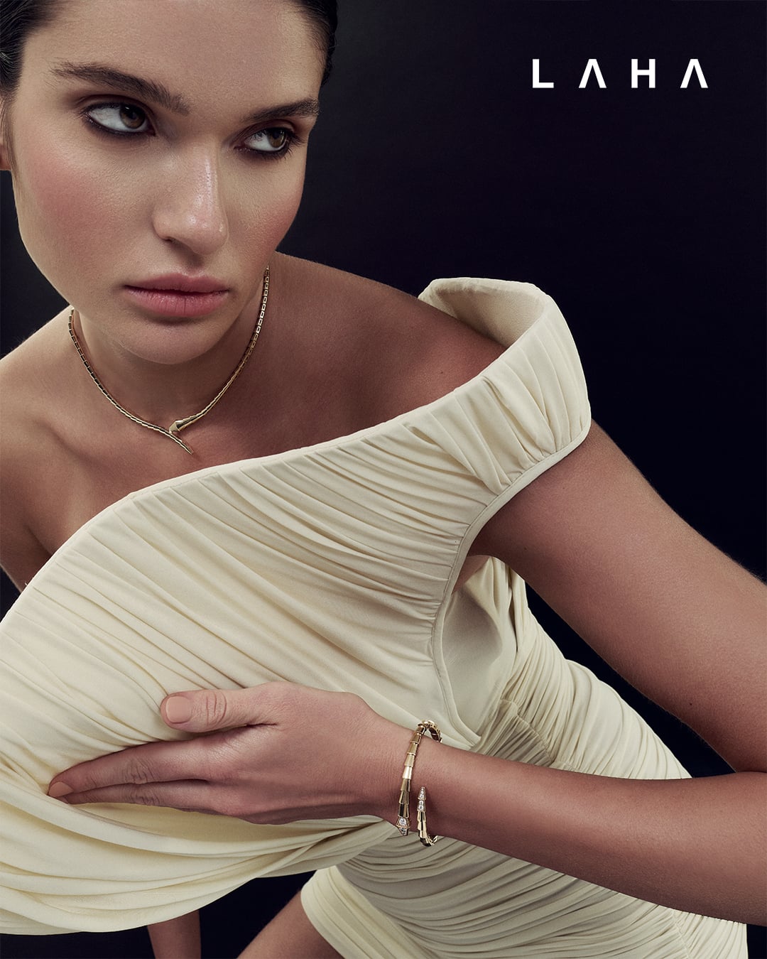 عقد Serpenti Viper من الذهب الأصفر وسوار Serpenti Viper من الذهب الأصفر مع ألماس بافيه على الرأس والذيل من Bvlgari  فستان من Magda Butrym 