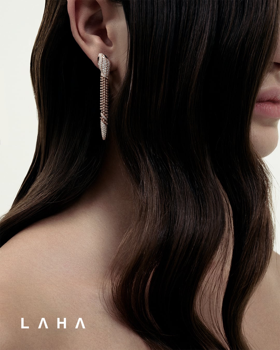 أقراط Serpenti من الذهب الوردي مع ألماس بافيه على الرأس والذيل، وعينين من الأونيكس الأسود من Bvlgari 