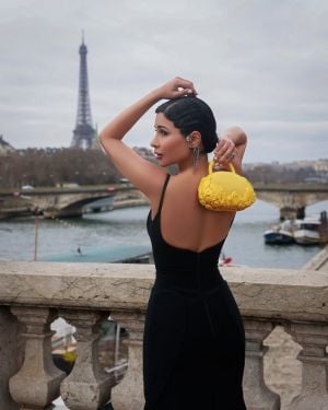 مهيرة عبدالعزيز أنيقة وجريئة في أسبوع الموضة في باريس