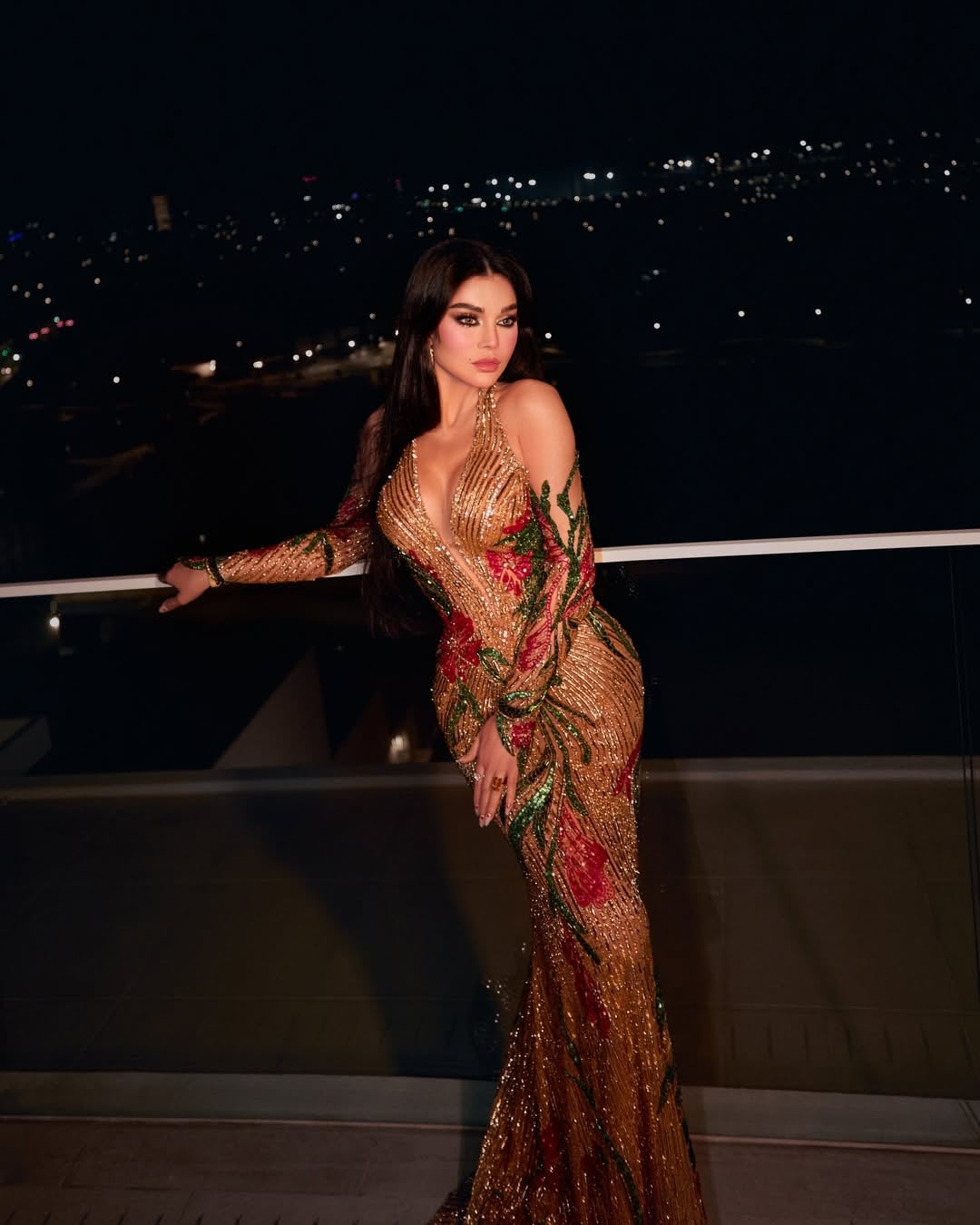 هيفاء وهبي بفيديو طريف مع سانت ليفانت وتتألق بفستان ذهبي مبتكر