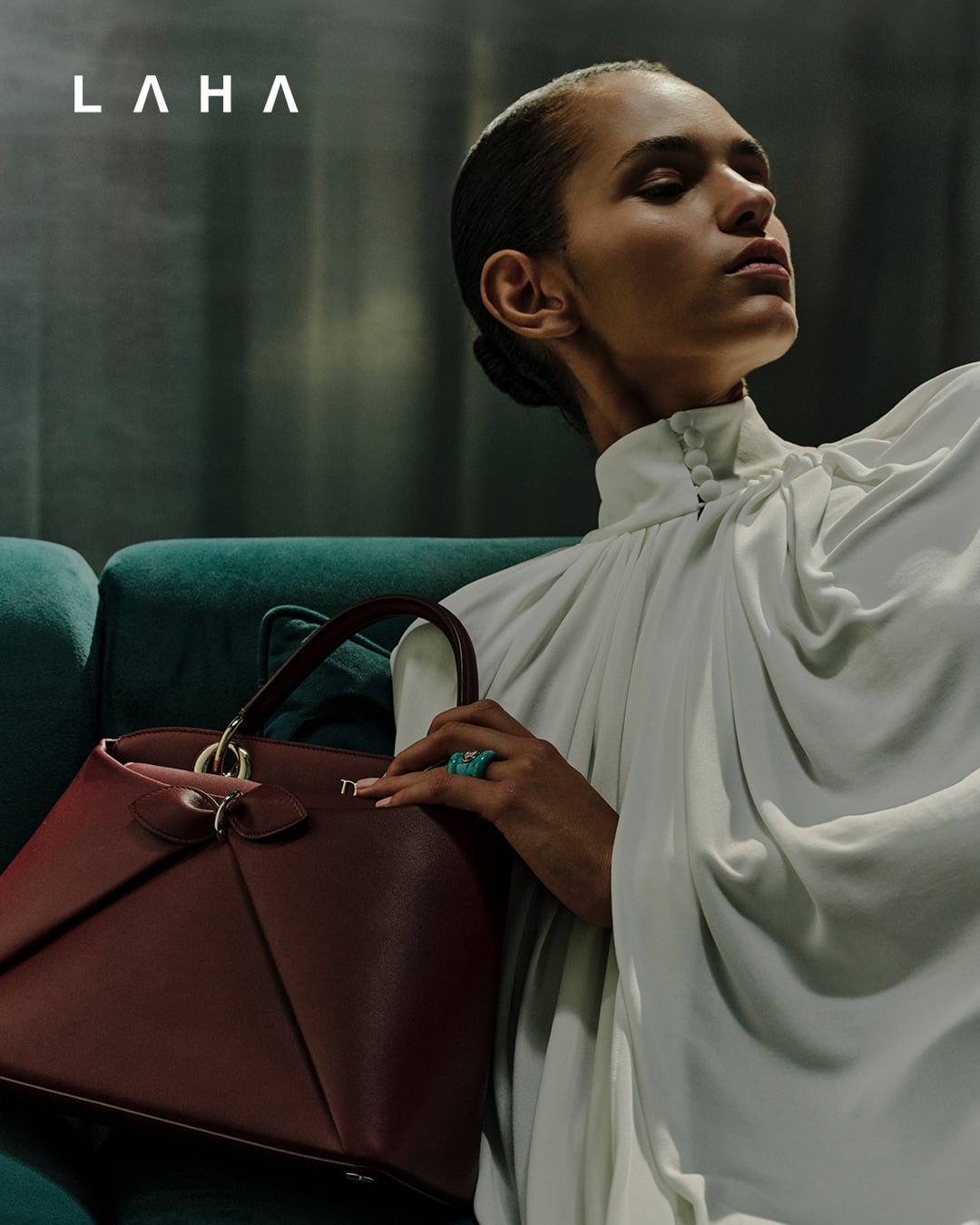 كاب باللون الأبيض، حقيبة Dior Cigale باللون البورغندي وخاتم من Dior 