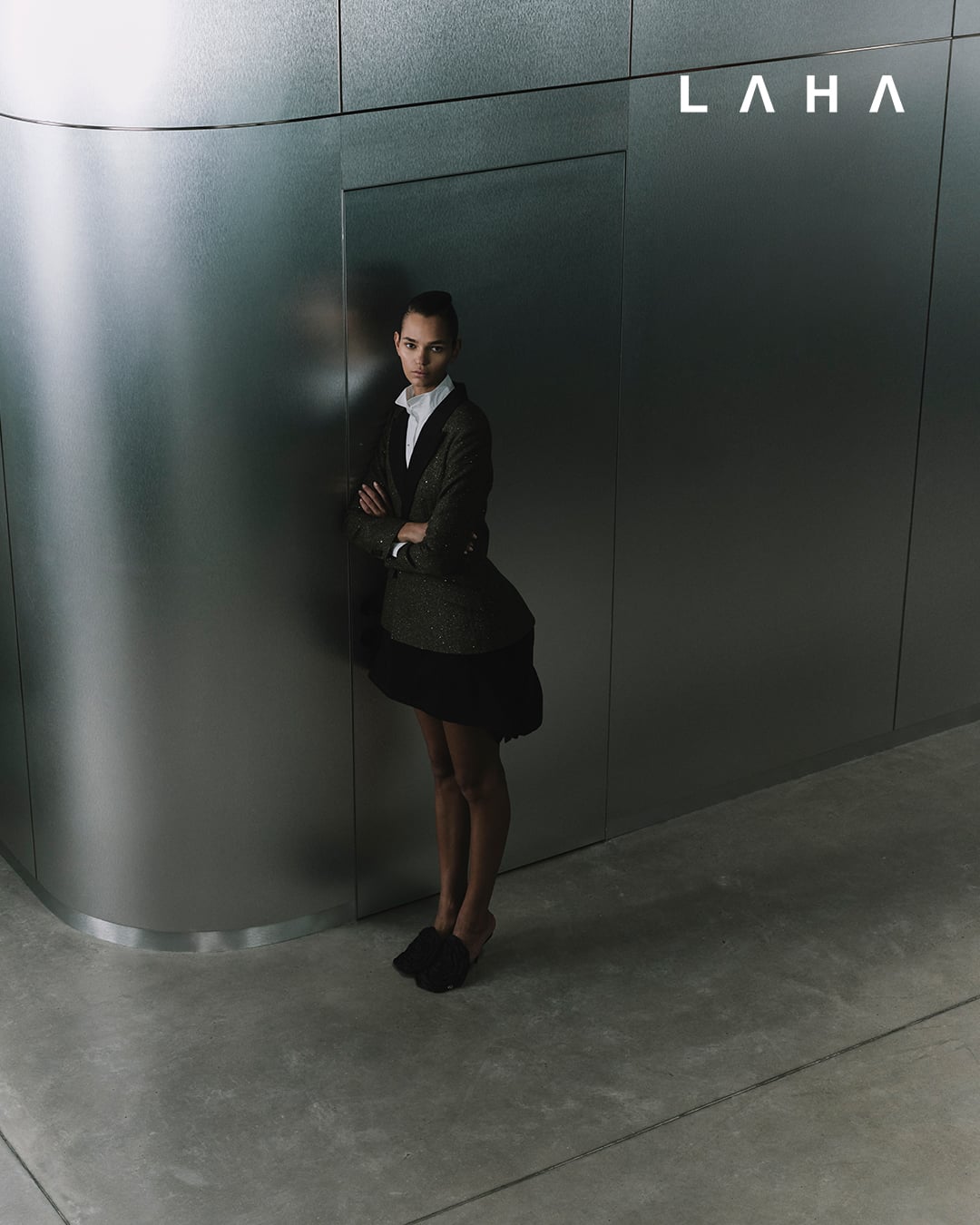 جاكيت Bar باللون الأخضر الزيتوني، قميص باللون الأبيض، تنورة باللون الأسود وحذاء Dior Aurore باللون الأسود من Dior 