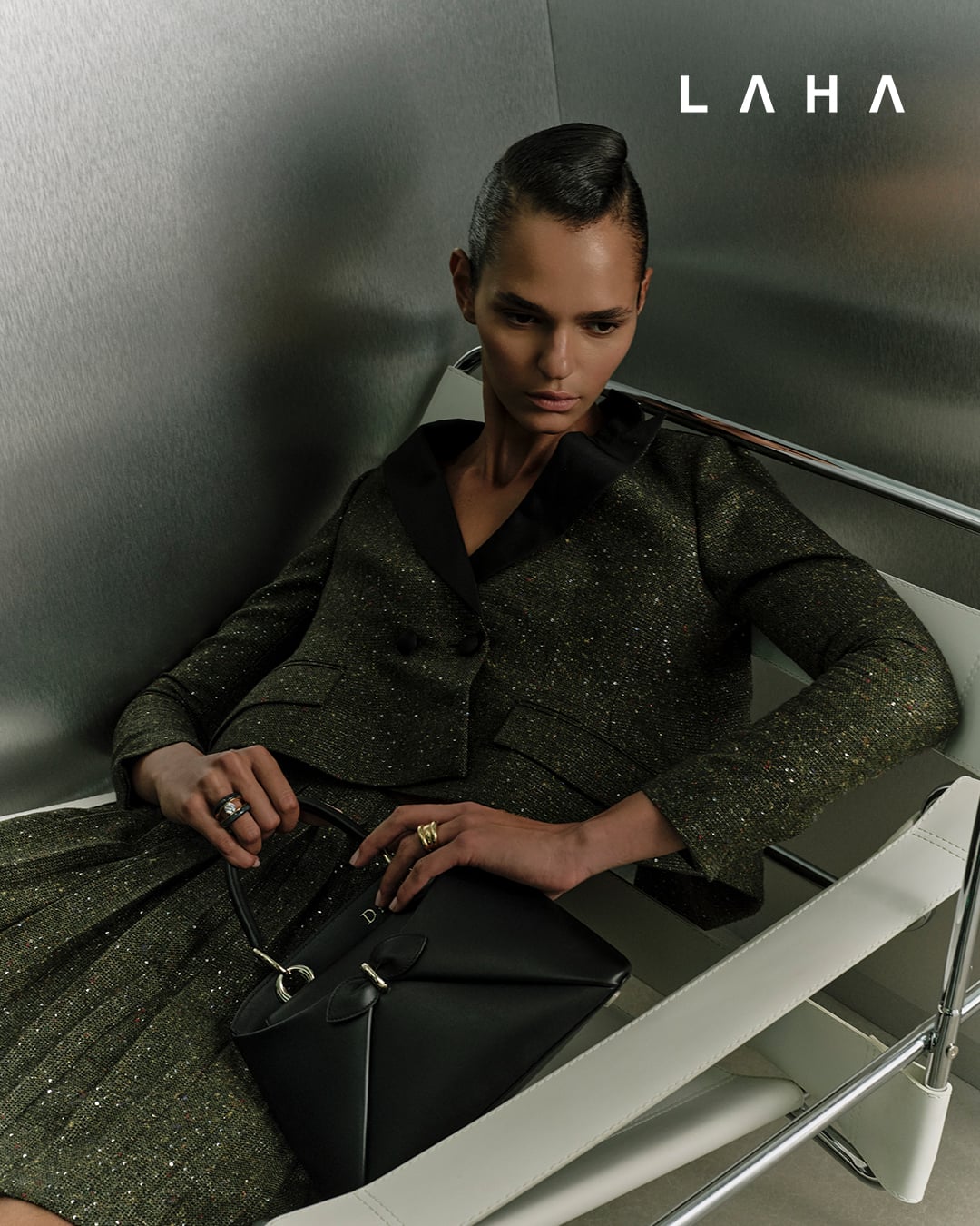 جاكيت وتنورة باللون الأخضر الزيتوني، حقيبة Dior Cigale وخواتم من Dior 