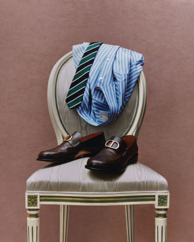 حذاء من ديور بمشبك 