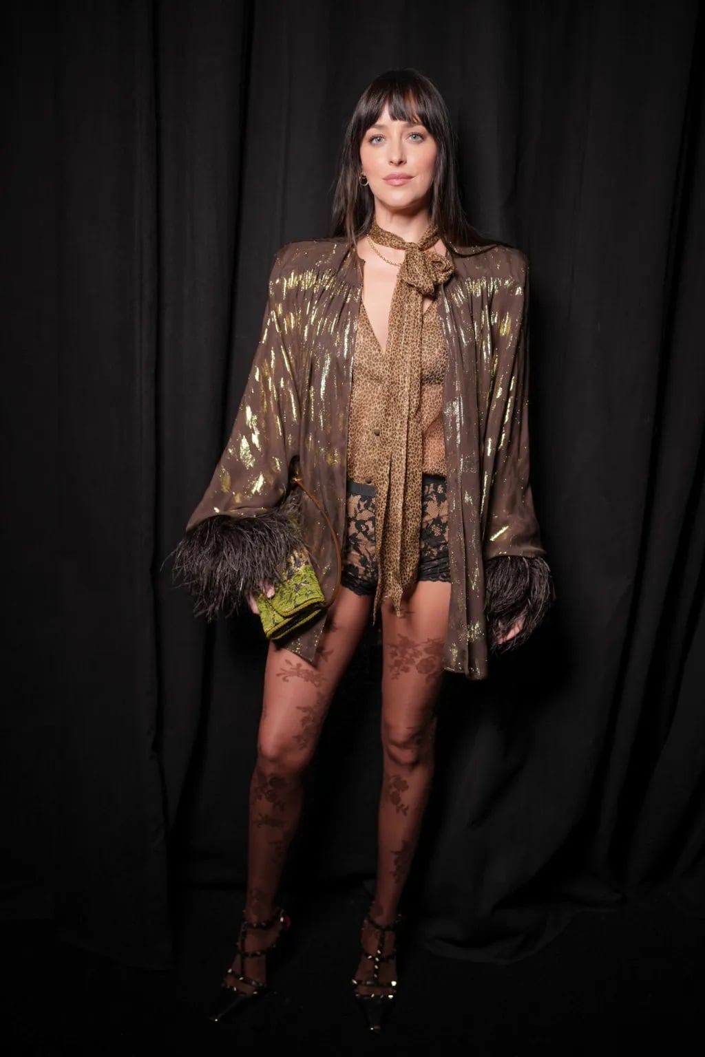 داكوتا جونسون باطلالة من فالنتينو داكوتا جونسون باطلالة من فالنتينو