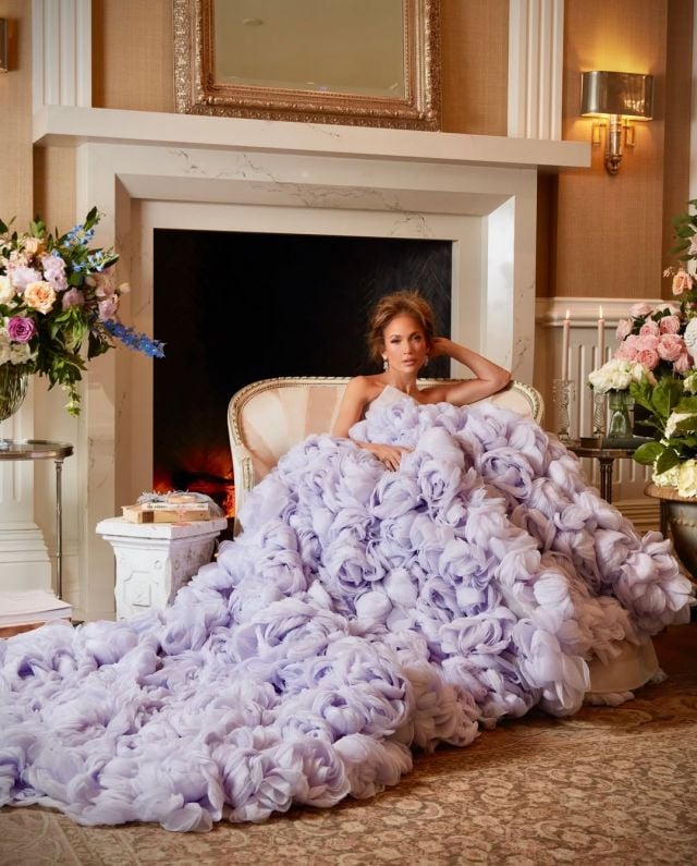 جينيفر لوبير تتألق بفستان ضخم من الورود