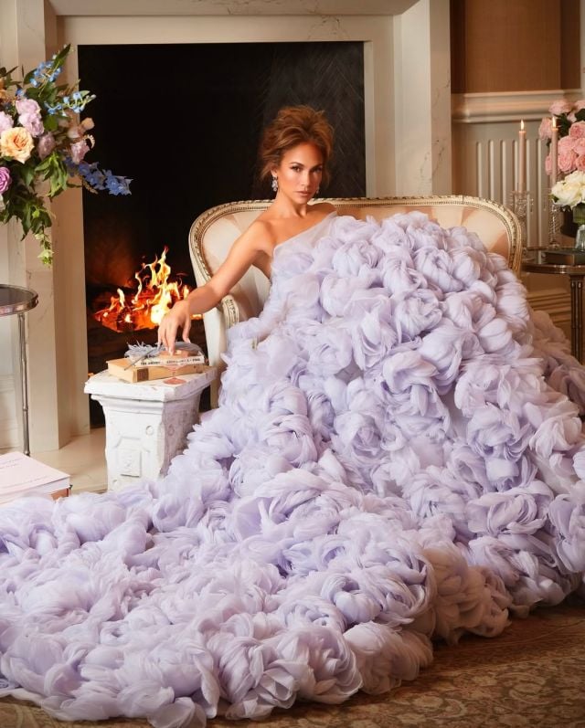 جينيفر لوبير تتألق بفستان ضخم من الورود