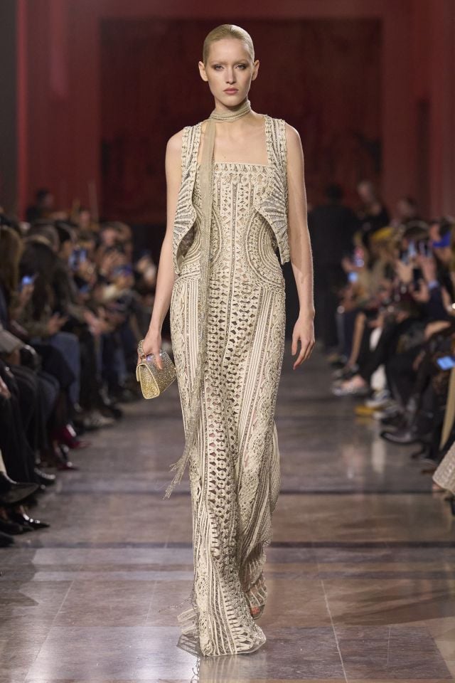 من مجموعة أزياء ايلي صعب لربيع وصيف 2026