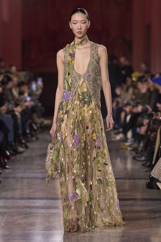 من مجموعة أزياء ايلي صعب لربيع وصيف 2026