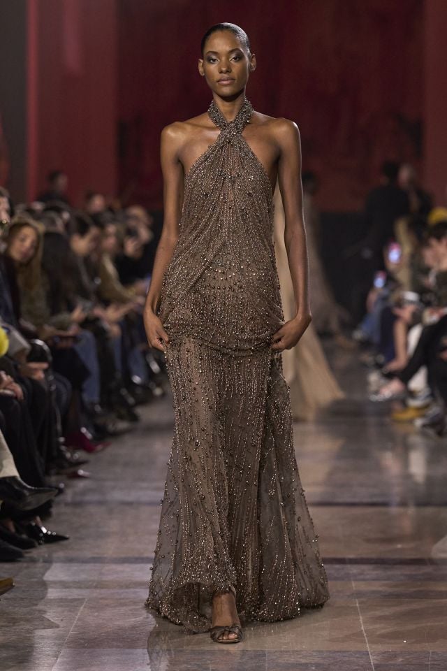 من مجموعة أزياء ايلي صعب لربيع وصيف 2026